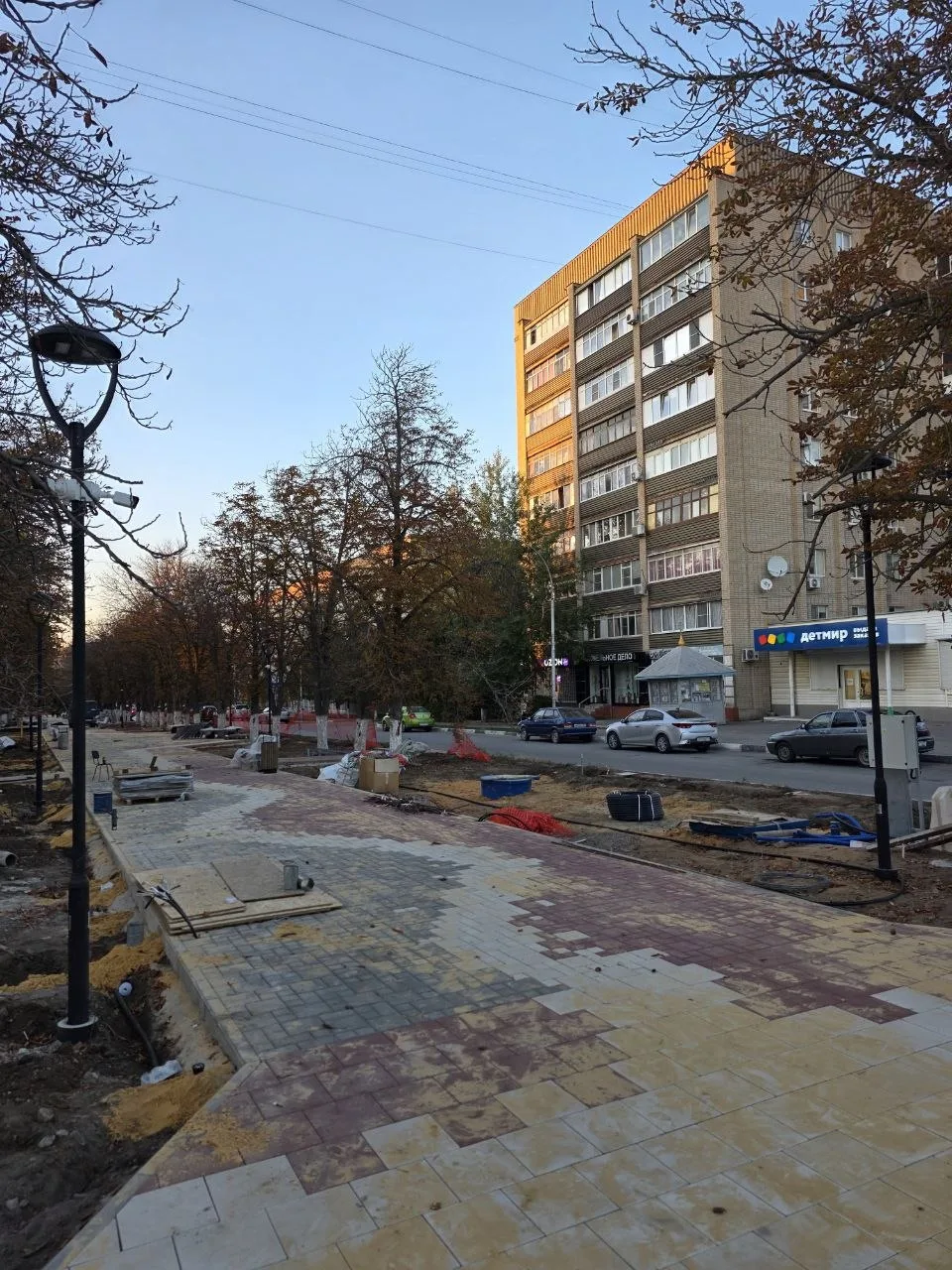 На проспекте Металлургов полностью завершили укладку плитки.
