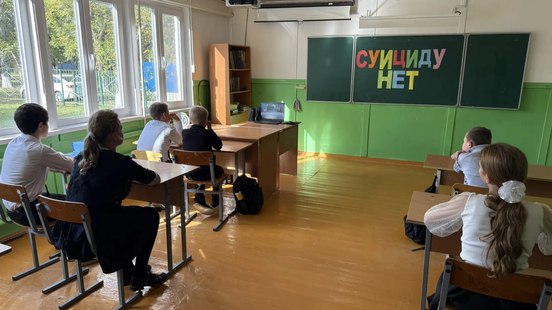 12 октября в 6 классе прошел классный час на тему «Суициду НЕТ».