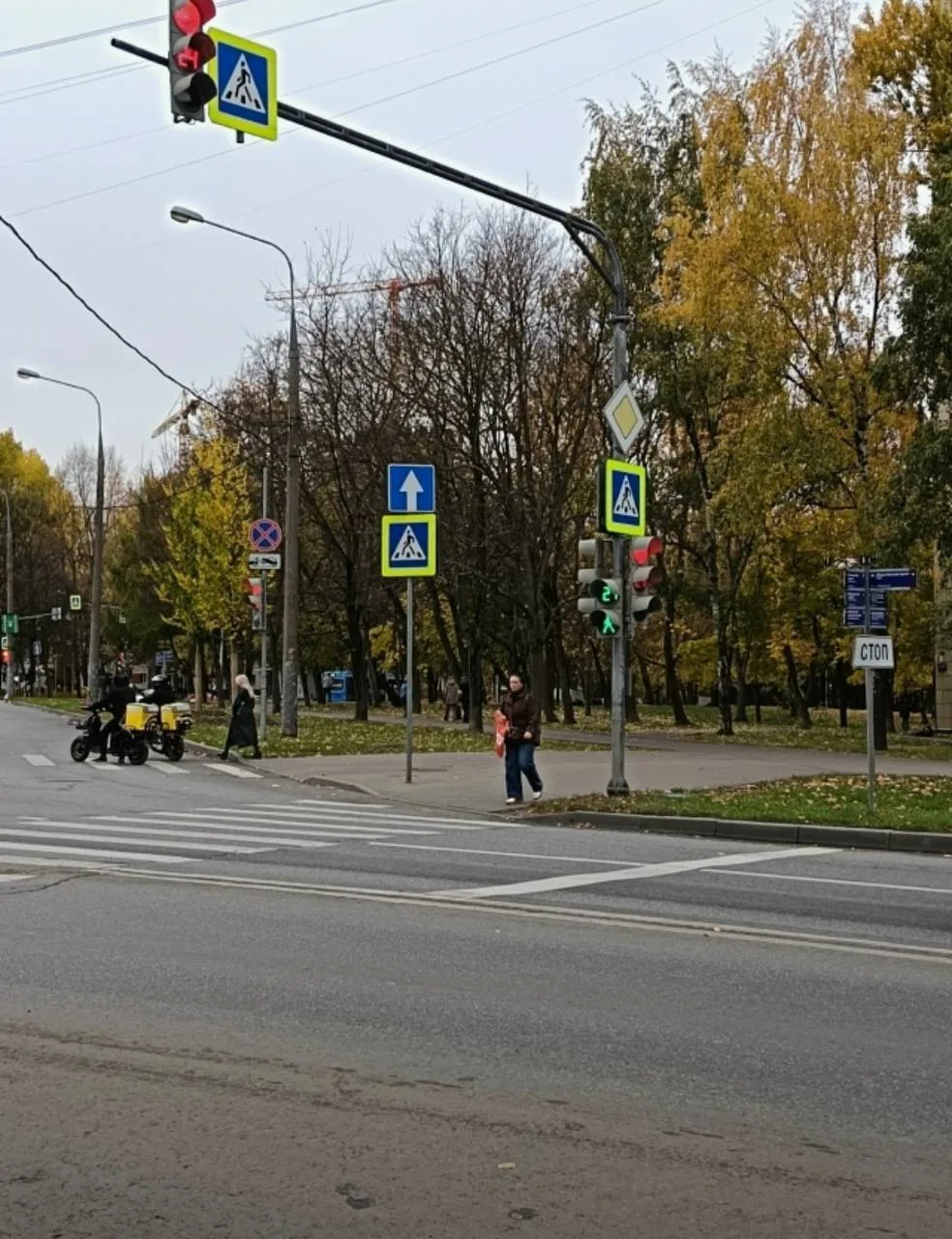 Знак у Бирюлевской, 15, у перехода установили. Теперь не нужно переживать, что он может...