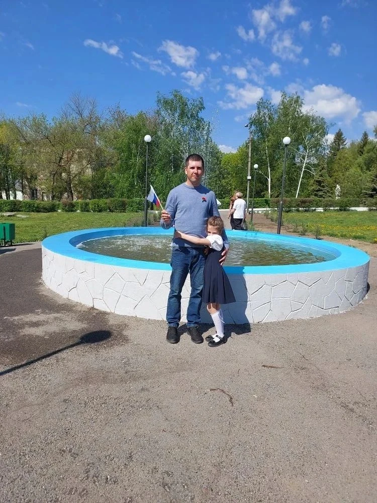 Меня зовут Даша Шлыкова. Моего папу зовут Данила. Он самый лучший папа на свете. Он уме...