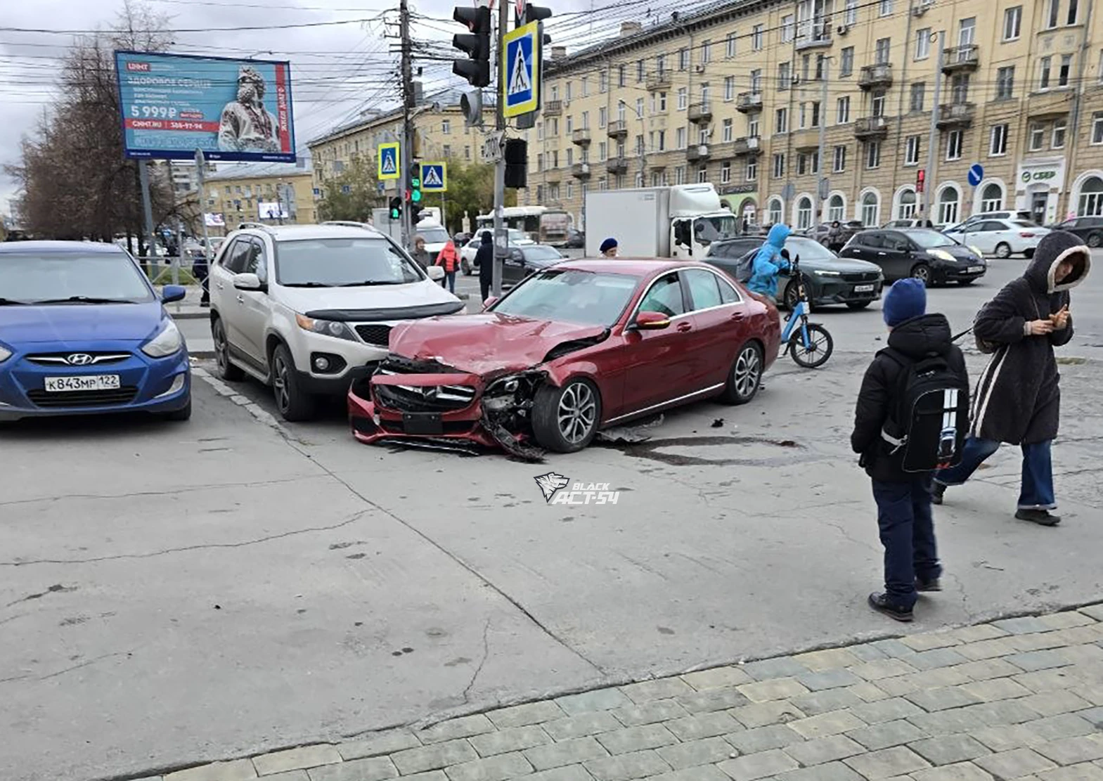 🚔 Водитель седана Mercedes-Benz решил проскочить прямо перекрёсток улиц Кирова и Сакко...