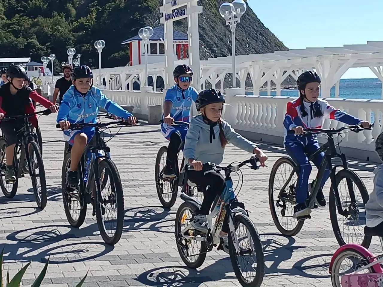 Заголовок: Утро с пользой для тела и техники! 🌊🚴‍♂️
