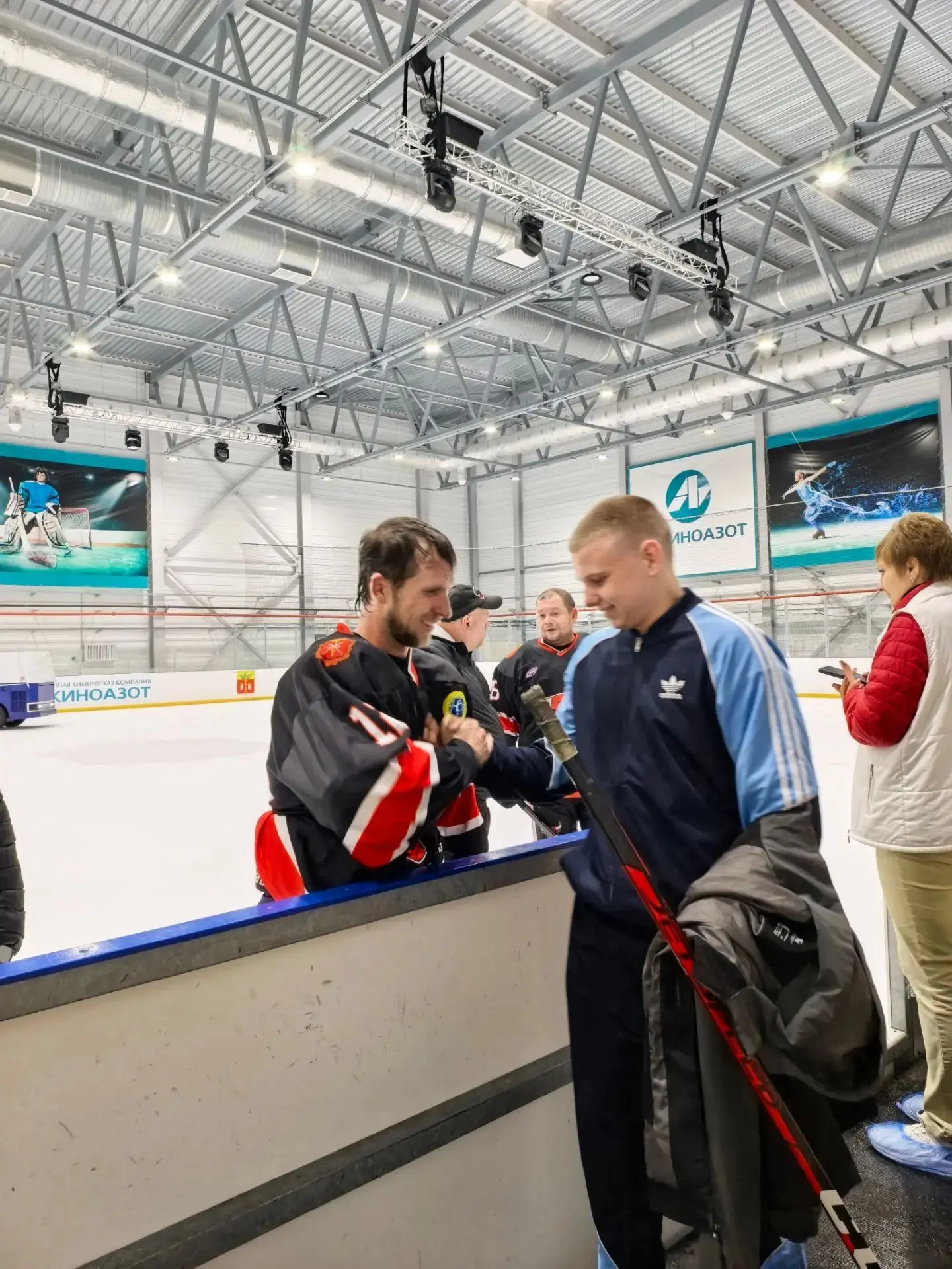 🏒 Подарок с характером: хоккейная клюшка — в добрые руки! 🥅