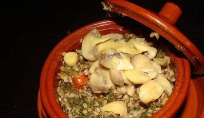 Гречневая каша со шпинатом и грибами в горшочках