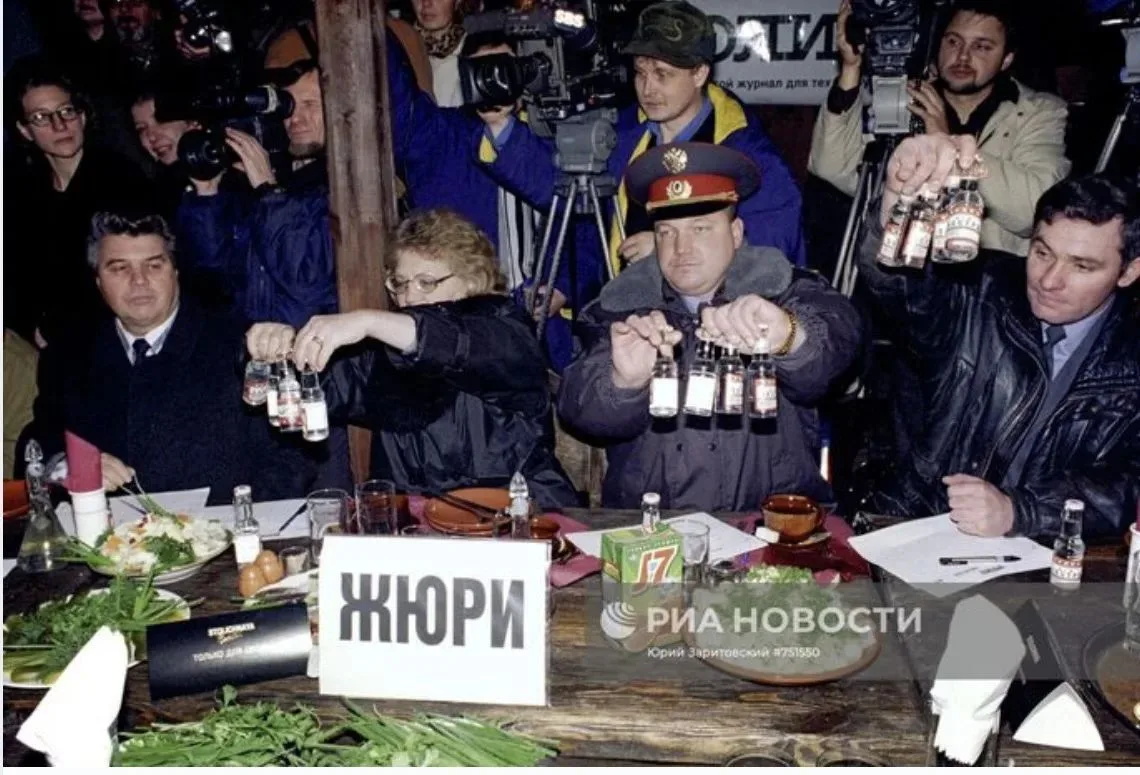 Жюри на первом чемпионате города Москва по "спортивному выпиванию", организованном журн...