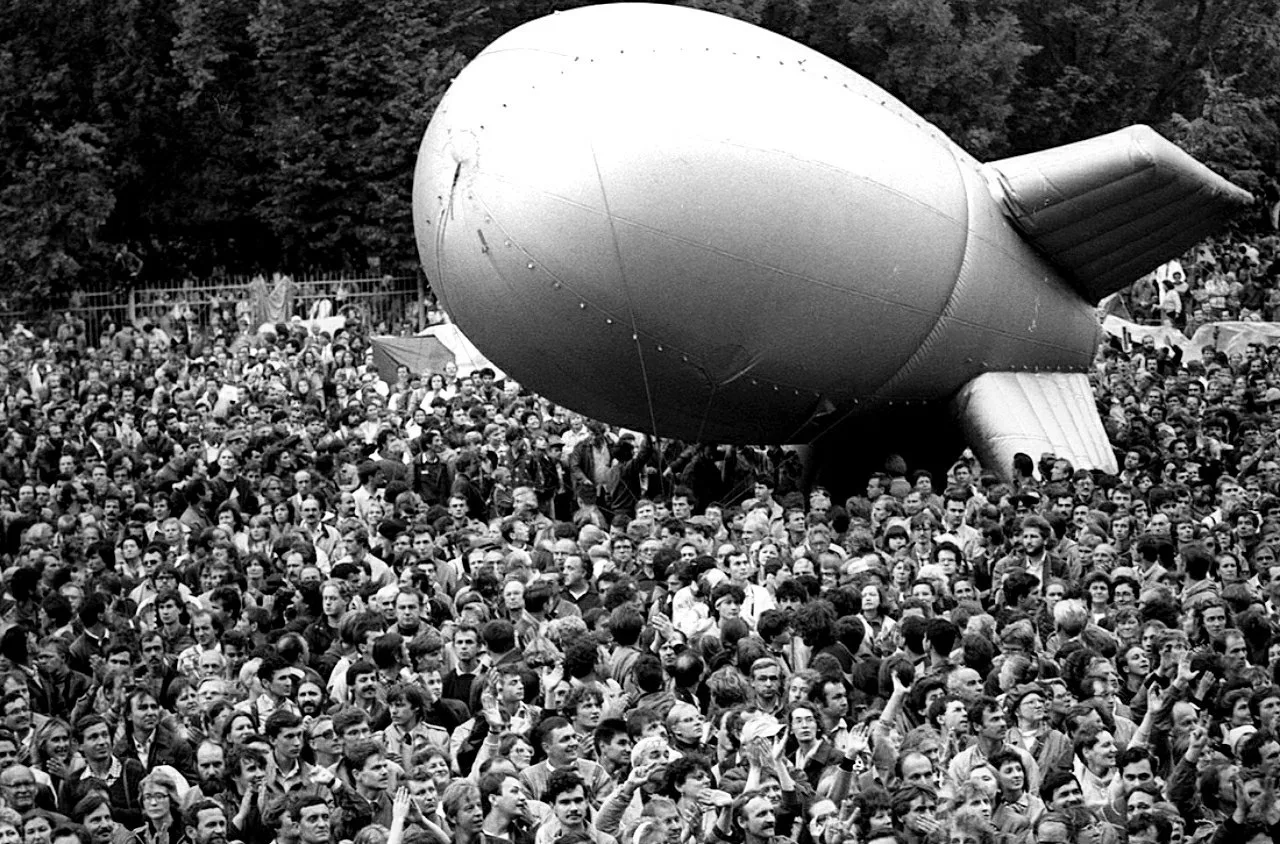 Аэростат возле Белого дома во время  августовского путча, Москва, 1991 год.