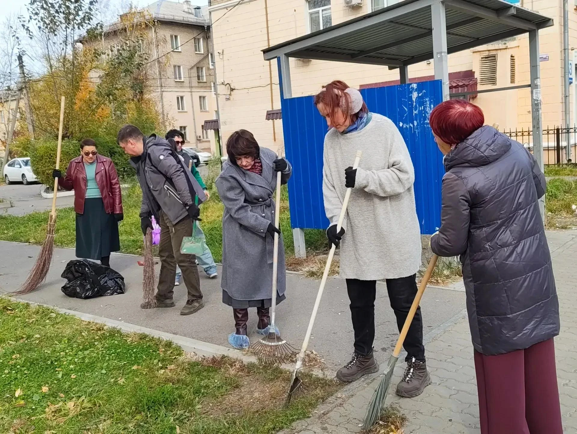 📌В нашем Центре прошёл «субботник». Коллектив дружно вышел на уборку территории.