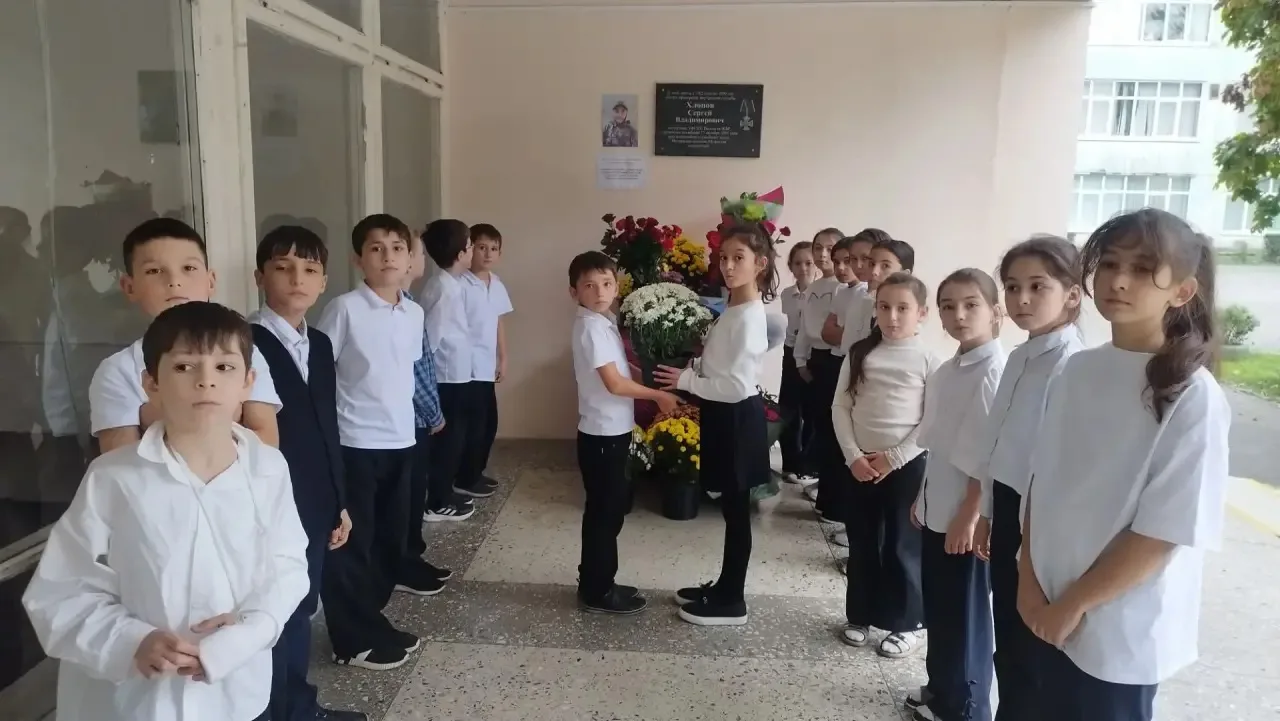 ⚫️⚫️⚫️Учащиеся 3«Д» класса приняли участие в возложении.