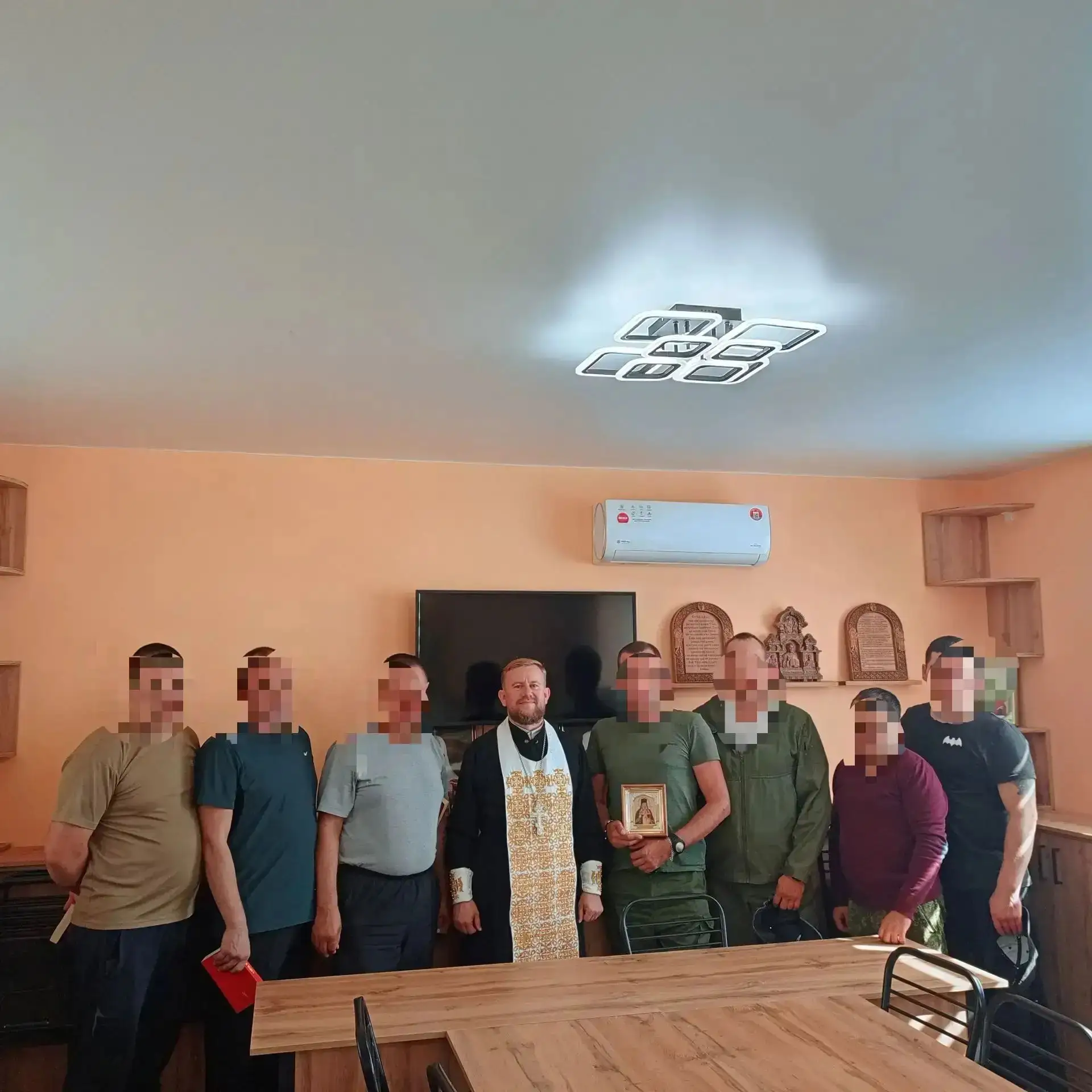 Тёплая встреча в храме села Ивановка: священник и военнослужащие поговорили о вере, ист...