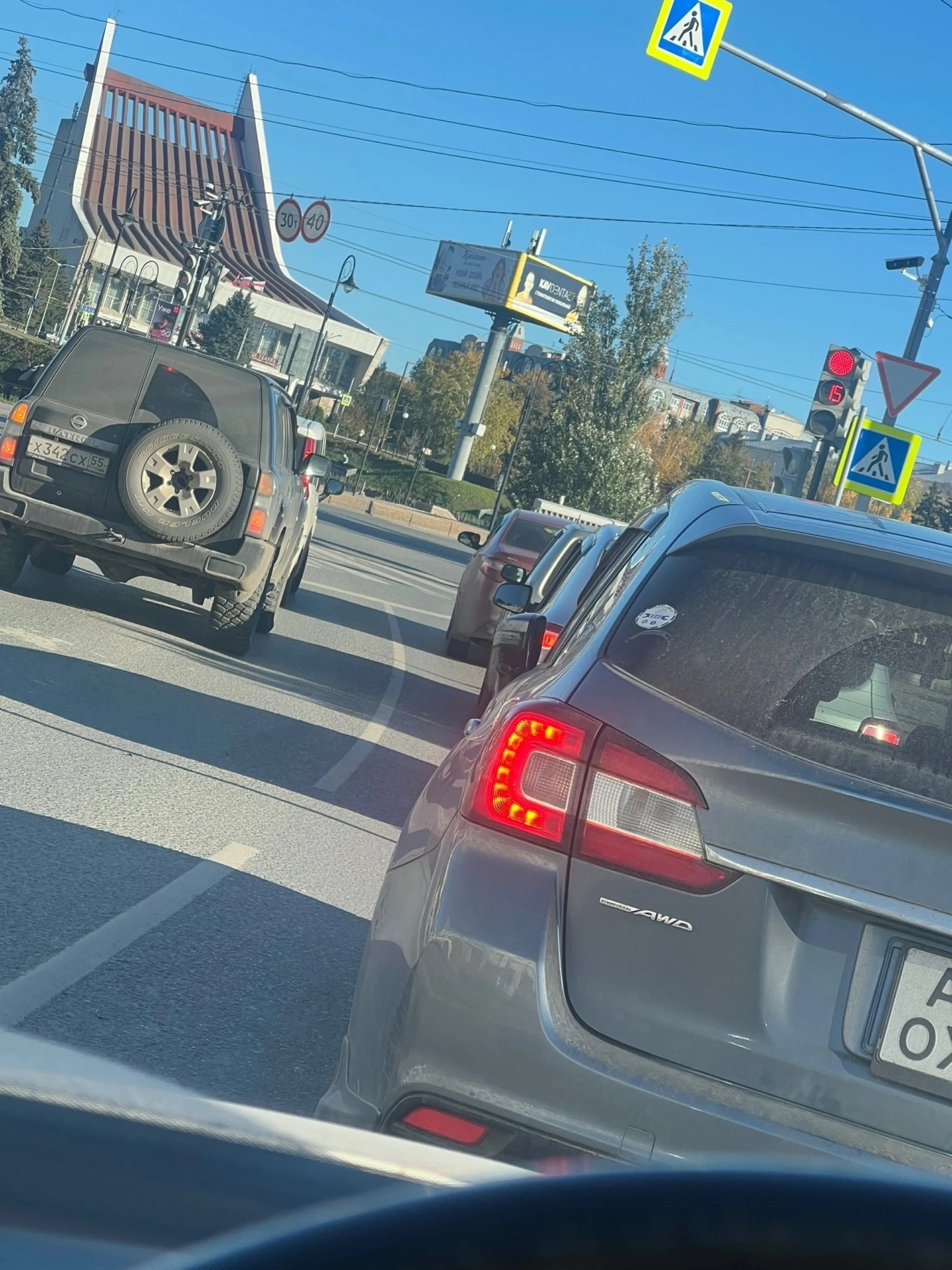 Сегодня едем в центре, а впереди девушка всю дорогу едет с закрытыми зеркалами.. Всех п...