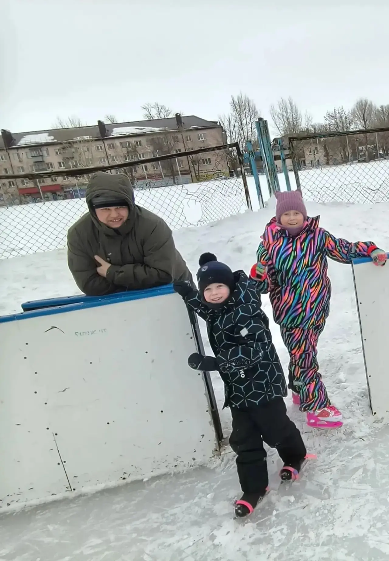 Ученица 2 «Б» класса Лысенкова Маргарита. По выходным зимой мы любим ходить на каток и ...