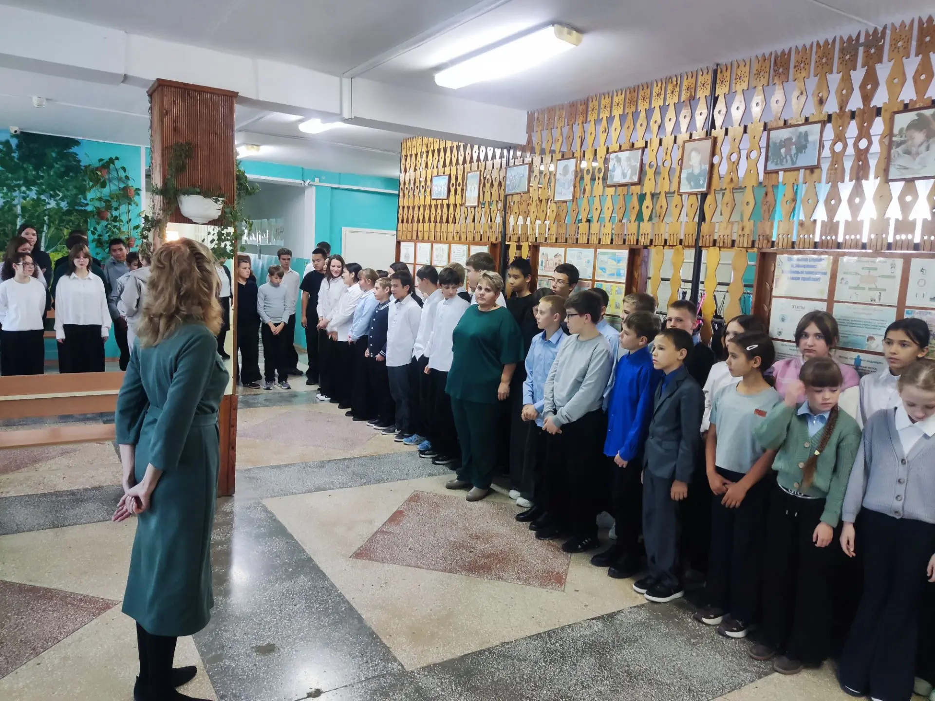 🇷🇺Сегодня, 12 октября, учебная неделя по традиции началась с торжественной линейки и ...