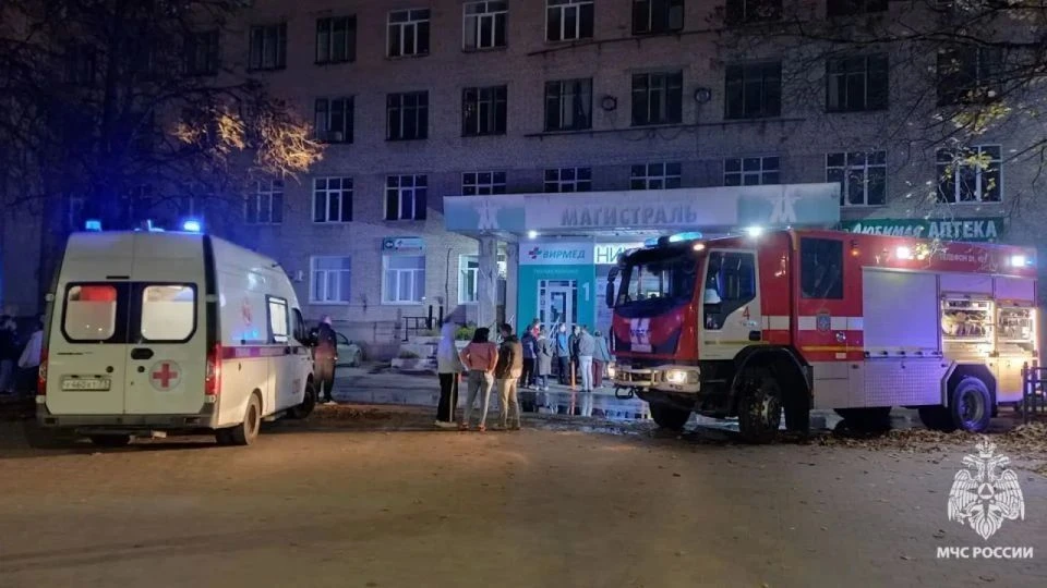📌 Из горящего торгового центра "Магистраль" спасли двух человек