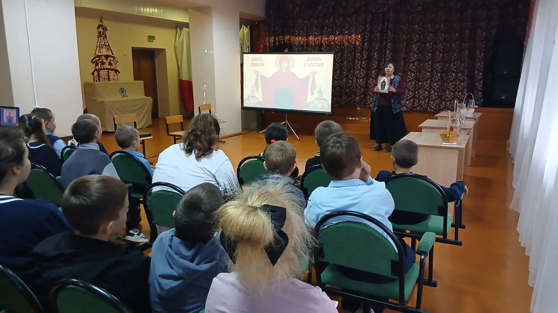 🌙 Сегодня матушка Светлана провела для ребят мероприятие, посвящённое Покрову Пресвято...