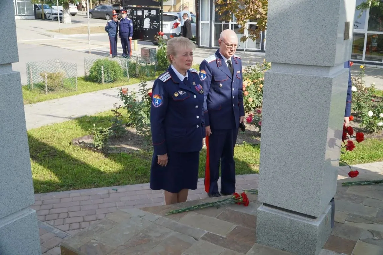 Участники научно-практического семинара и глава администрации Белокалитвинского района ...