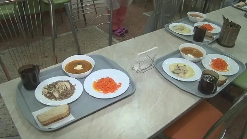 🍲 Школьников предложили бесплатно кормить на продленке и в лагерях
