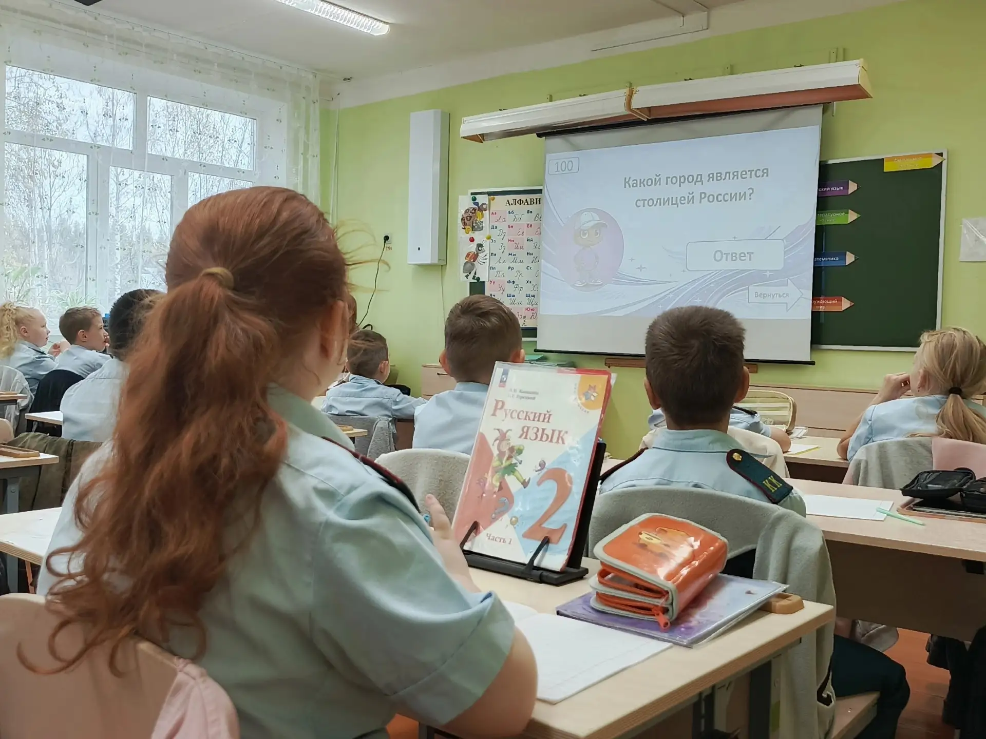 Старшеклассники-наставники провели вводные уроки для Орлят России, а также рассказали у...
