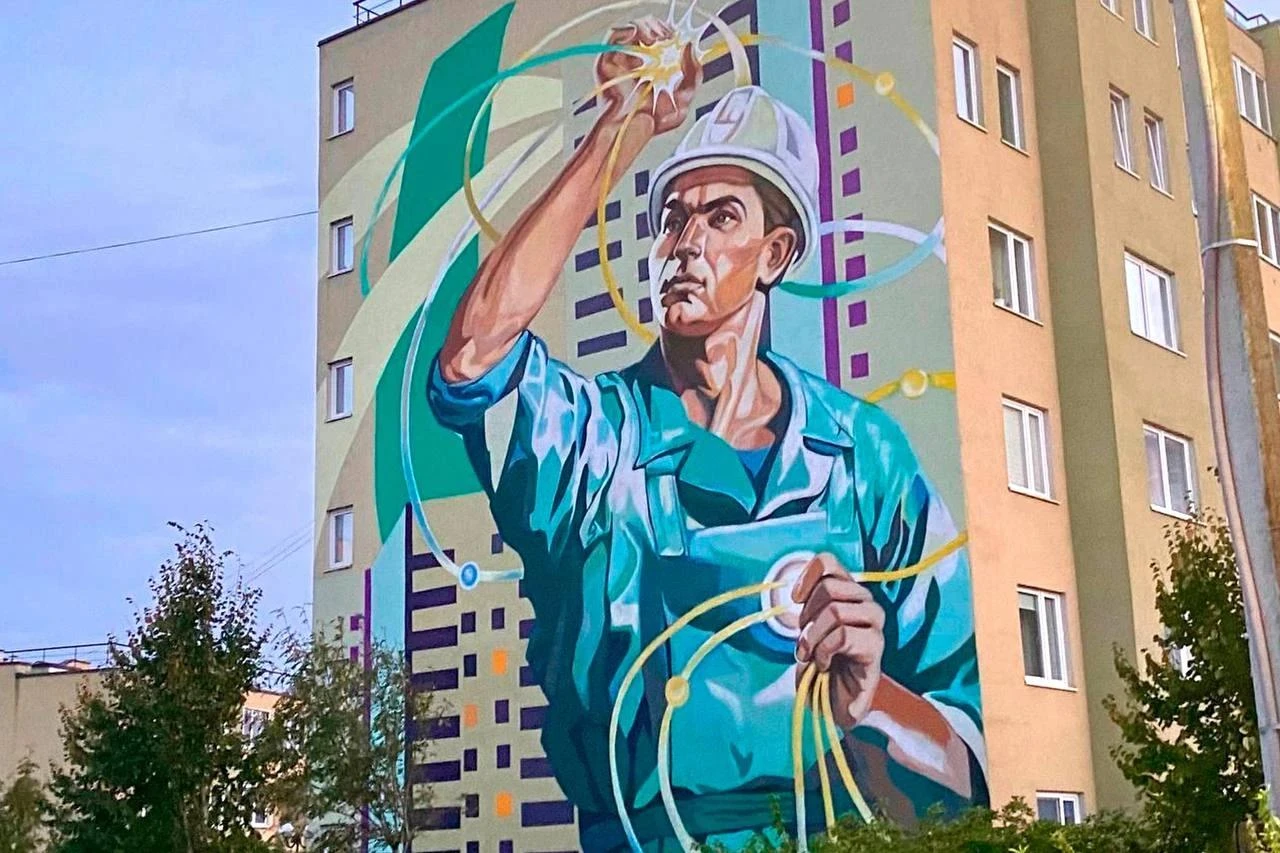 🎨 Какая красота! Советск украсил мурал «Дирижёр энергии»