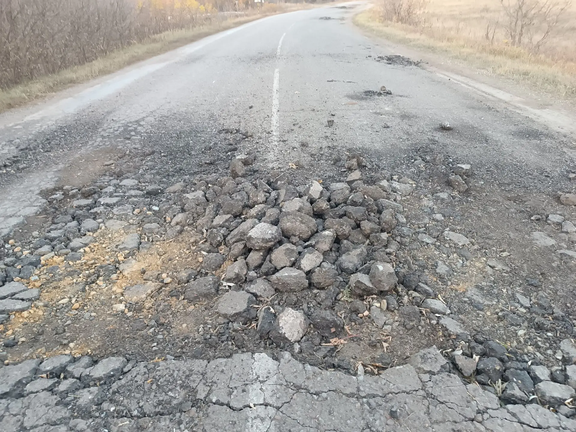 Уважаемая администрация города ямы нарыли и забыли!? Ехать не возможно в сторону метевб...