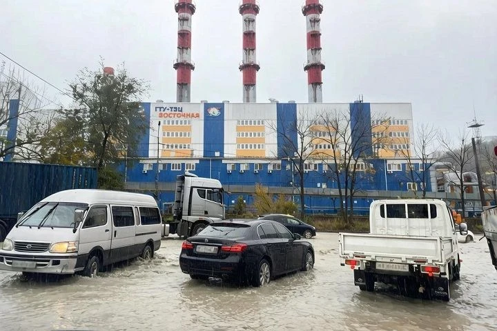 Пустые школы и сбивающие с ног потоки воды: Владивосток ушел под воду после мощного лив...