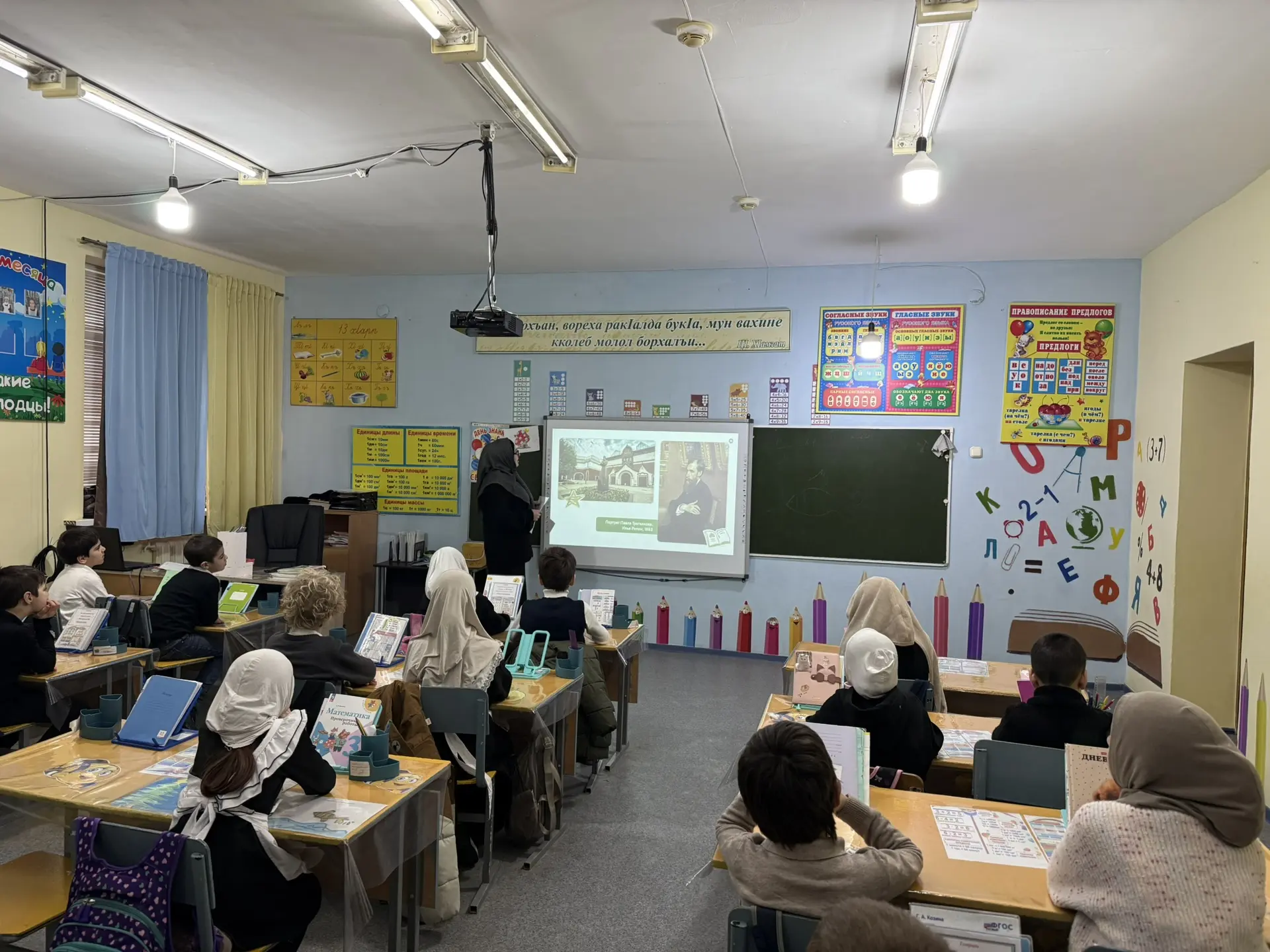 Утро понедельника в нашей школе традиционно началась с поднятием Государственного Флага...