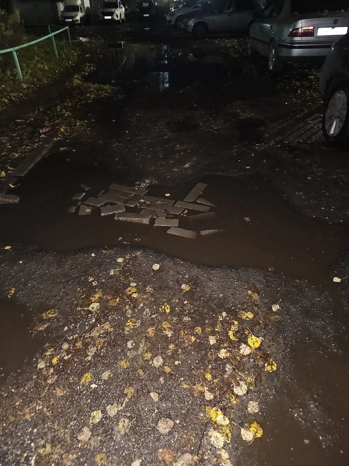 🚧 Житель пожаловался на состояние въезда во двор дома №3 на улице Саукова.