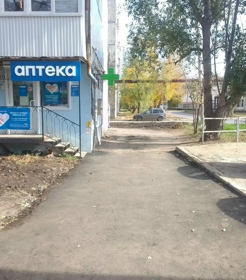 Ремонт тротуара на Пугачевском тракте, 19 - восстановили асфальт, но вдоль торца дома в...