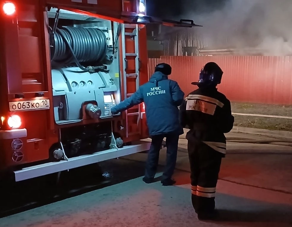 В Петрозаводске на пожаре эвакуировали взрослых и ребенка