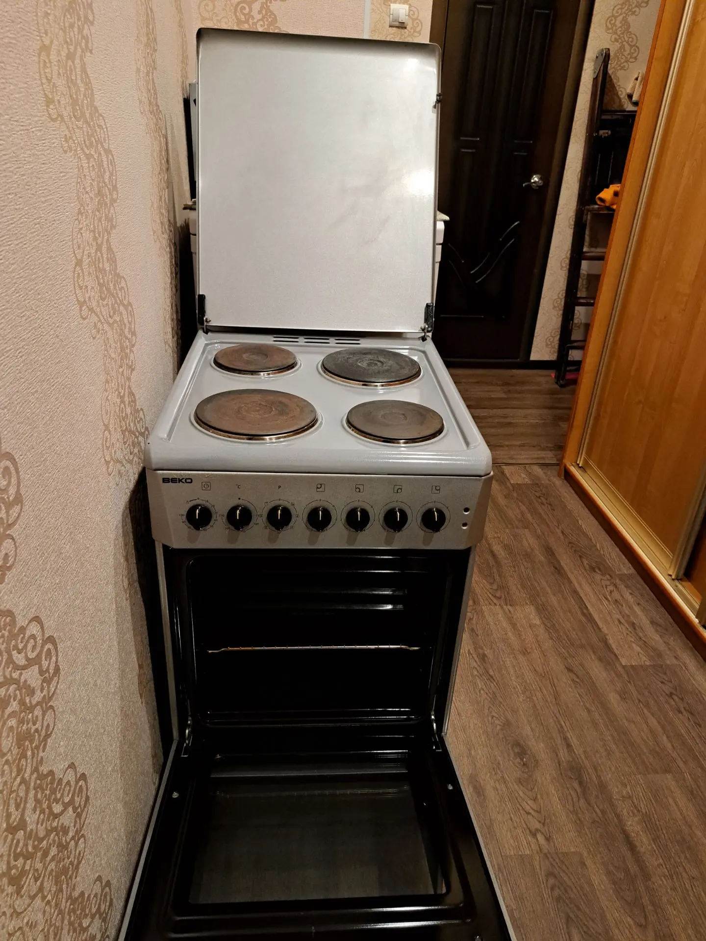 Отдам электрическую плиту. 3 комфорки рабочие. Духовка работает,но дверца не плотно при...
