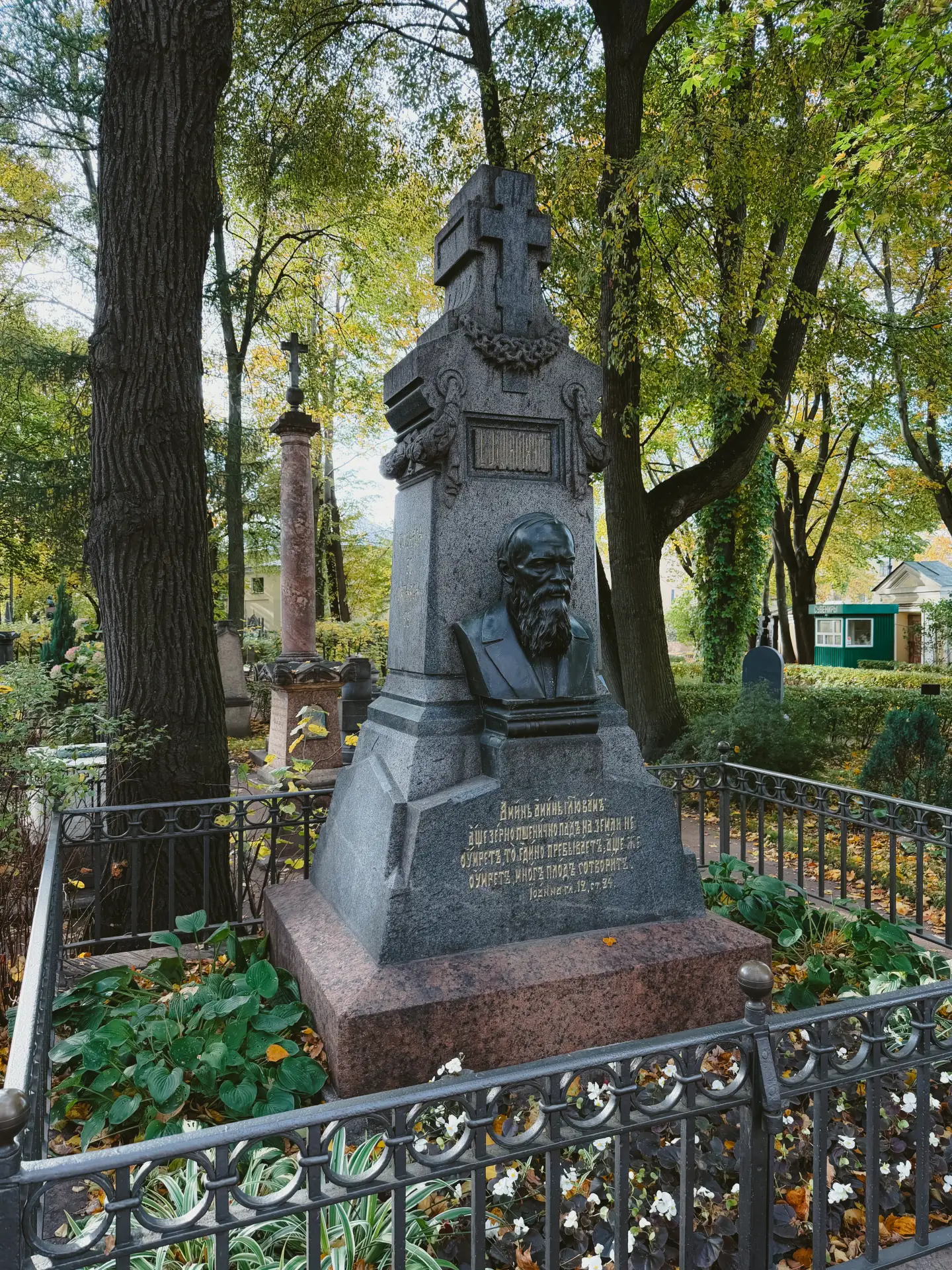 Посетил Некрополь Мастеров искусств в Александро‑Невской лавре.