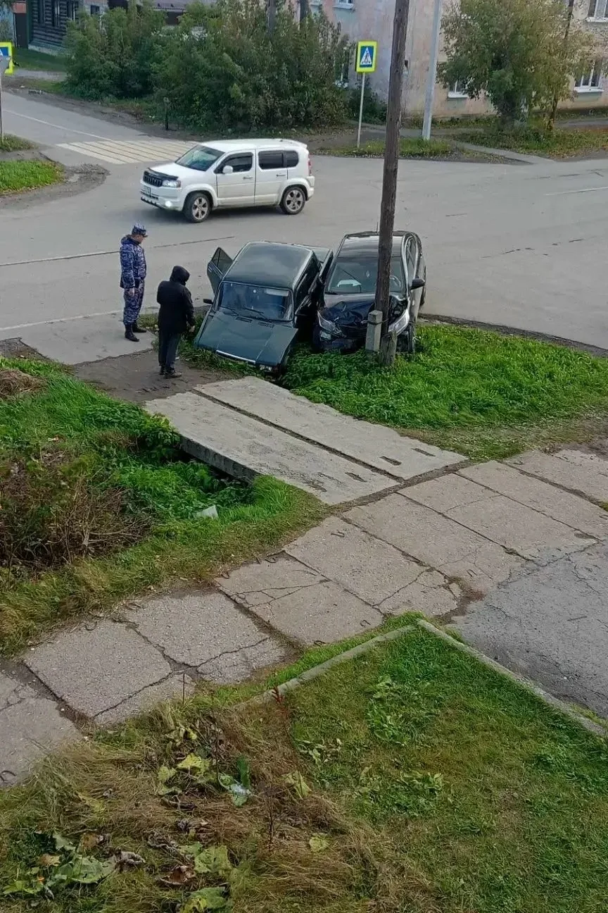 Перекрёсток Комсомольская и Ленинградская ДТП