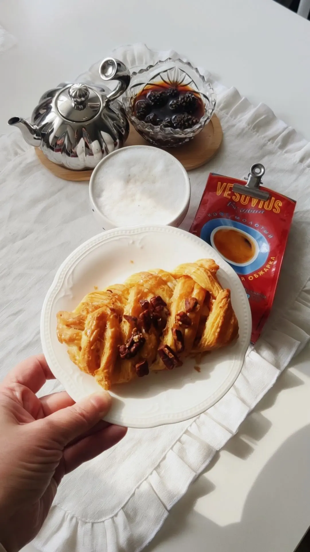 Больше всего на свете я люблю кофе и булки. Но мне нельзя)))