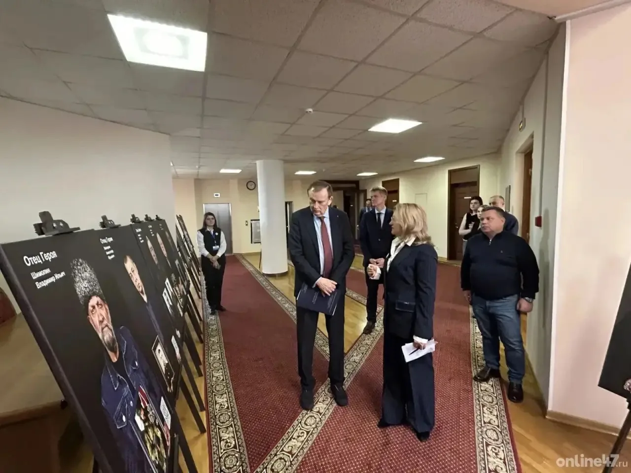 ❗️ В Доме правительства Ленобласти открыли обновленную фотовыставку «Отец Героя»