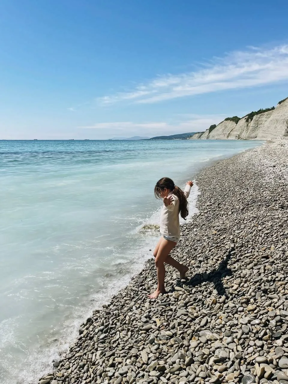 Белые скалы в районе Сосновки очень красивые, вода там изумительного цвета.