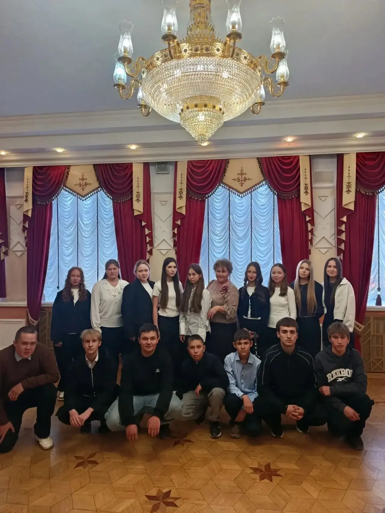 ✨ Театральная классика: 9 «В» на спектакле «Мёртвые души»