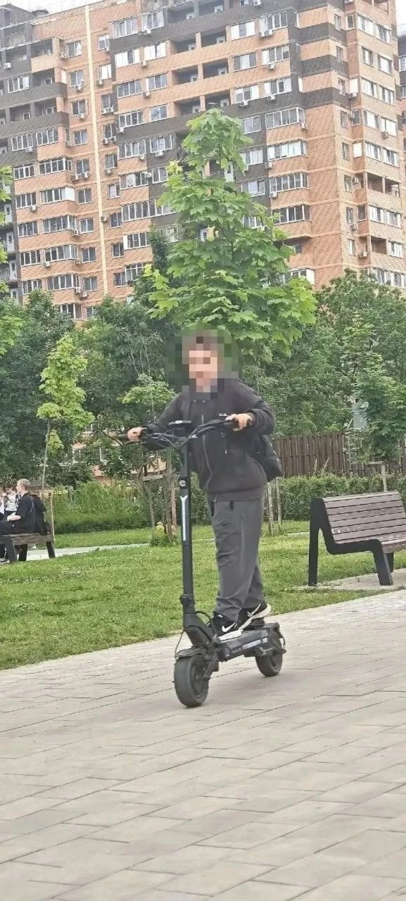 🚨 В Краснодаре подросток ударил женщину в лицо после замечания
