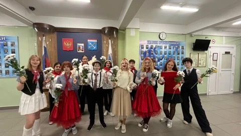 Тепло, цветы и улыбки — так в нашей школе встретили День учителя.