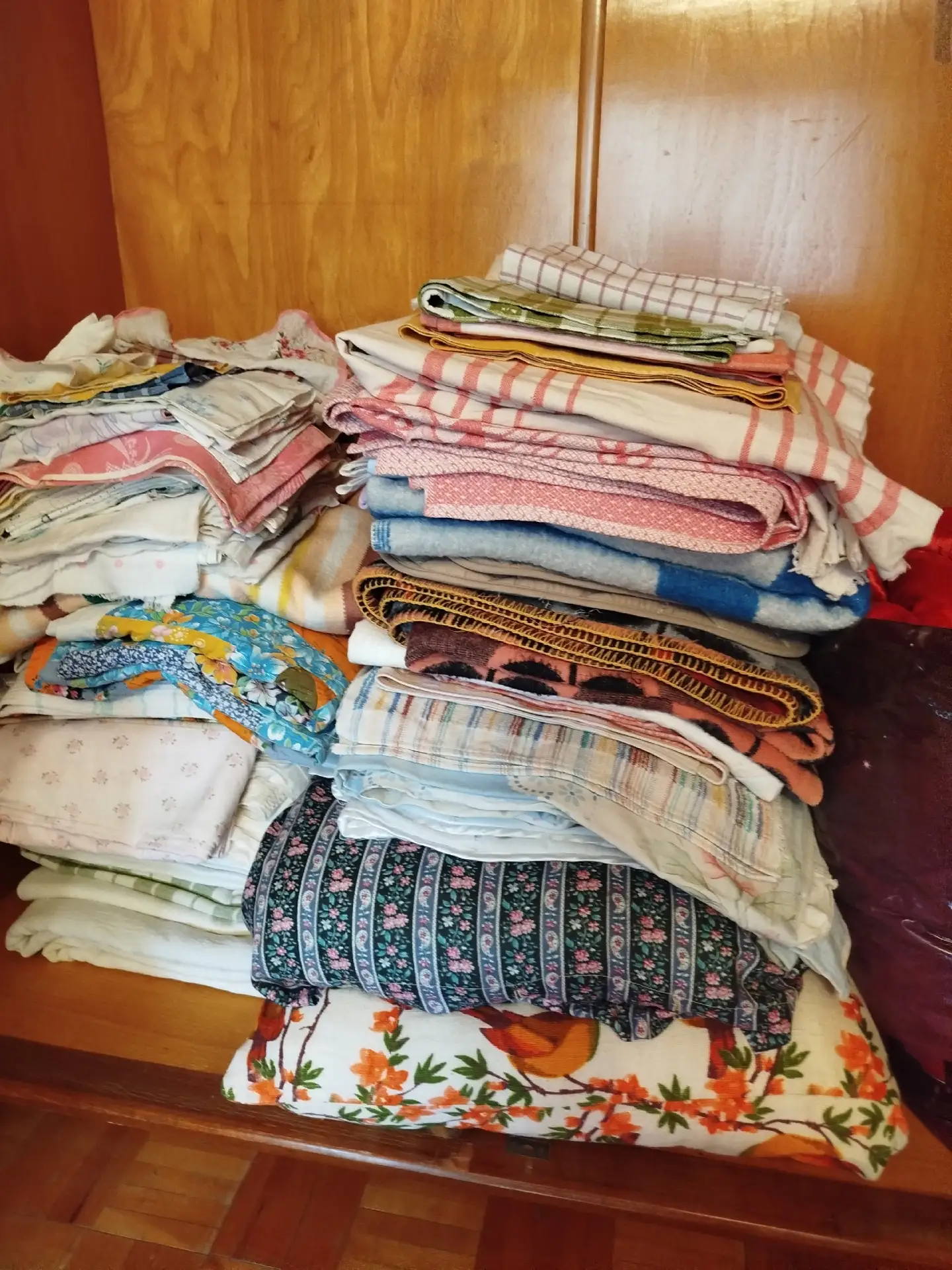 Отдам ветошь: б/у постельное бельё, полотенца, покрывала, синтепоновые подушки. Всё выс...