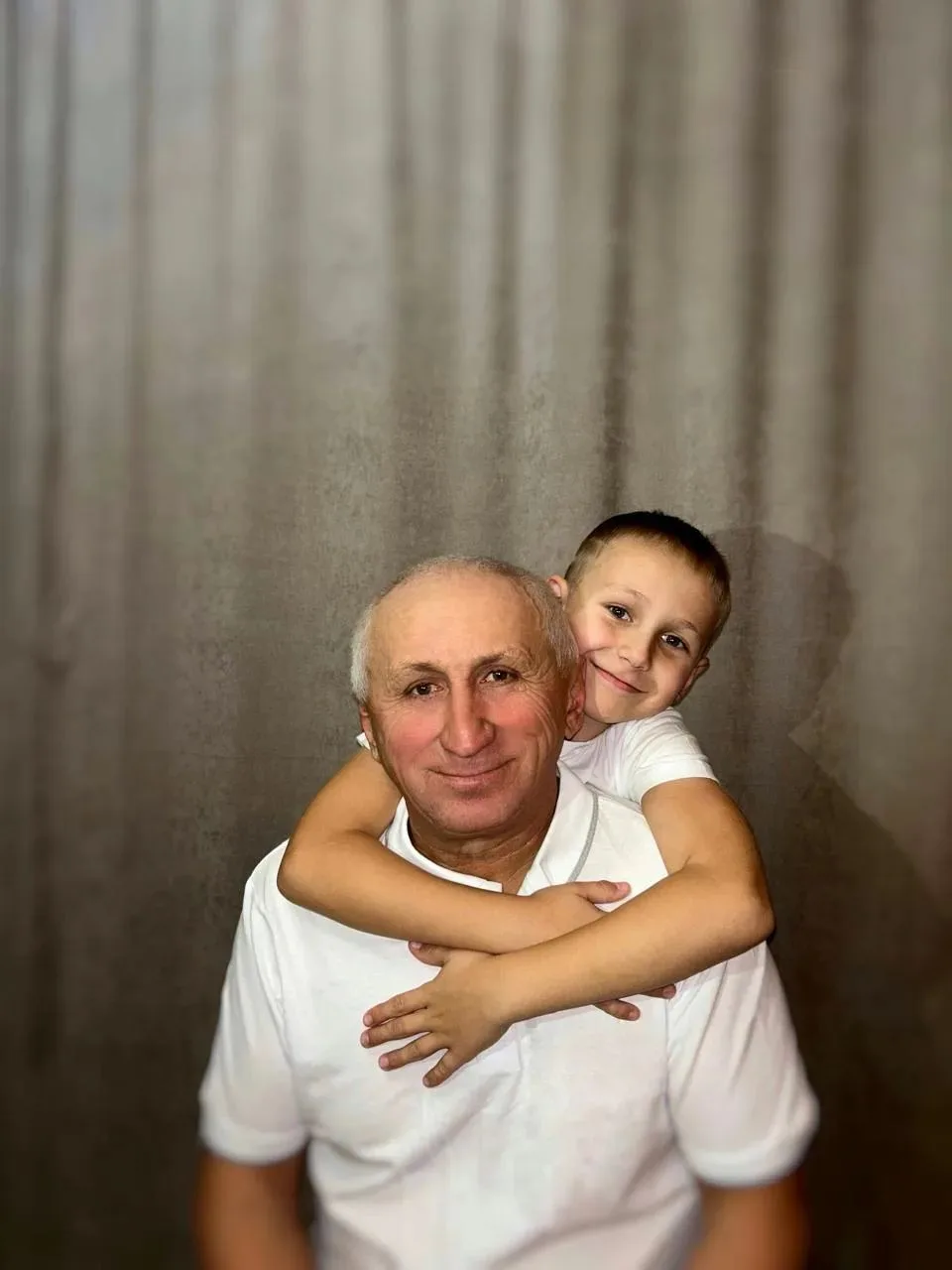 Насыбуллин Булат, ученик 5 класса, поздравляет в онлайн-акции своего папу