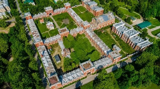Императорские конюшни в Петергофе выставили на торги за 204,9 млн рублей