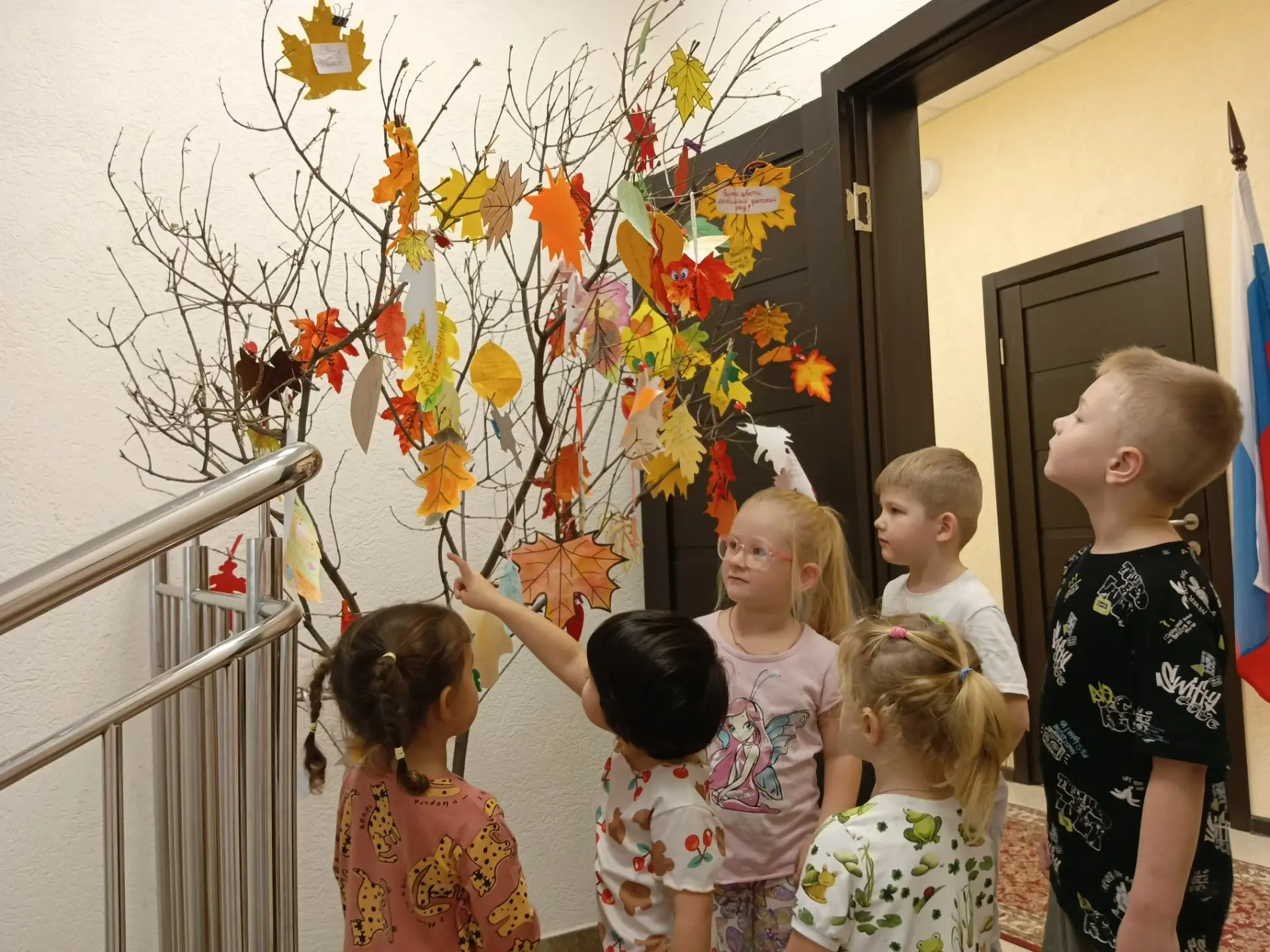🌳✨ В нашем саду прошла удивительная акция "Дерево пожеланий" ко Дню народного единства...
