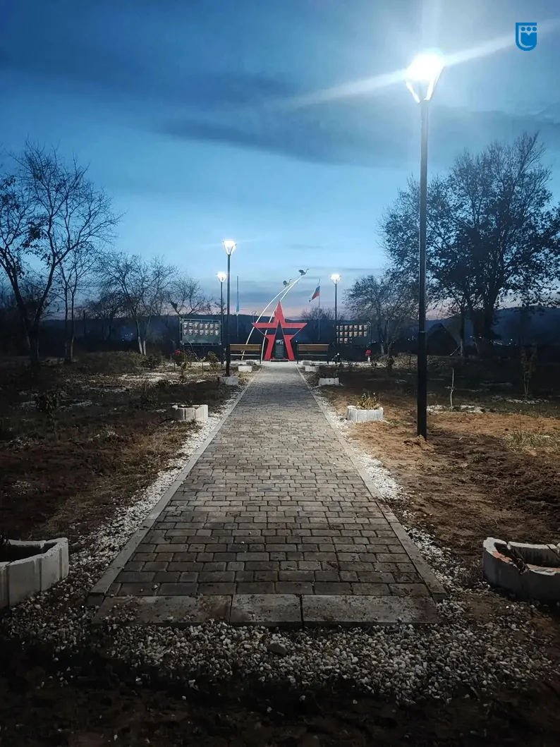 💡На Аллее памяти участникам СВО на станции Дивизионная установили освещение