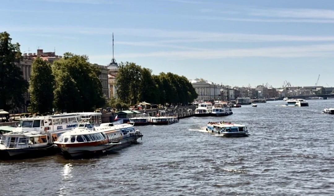Осенний Петербург ещё можно увидеть с воды: мы утвердили график работы городских причал...