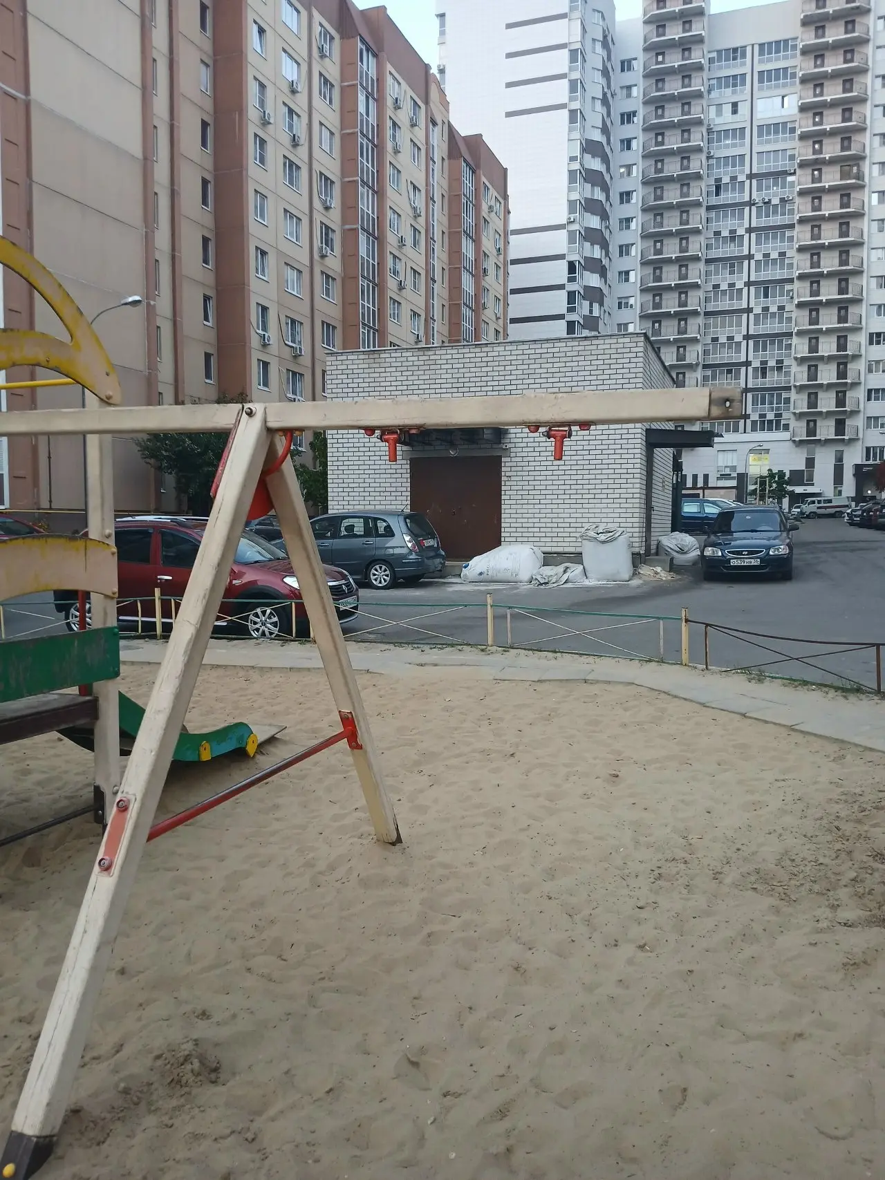 В Воронеже во дворе на Семилукской дети играют на сломанных качелях