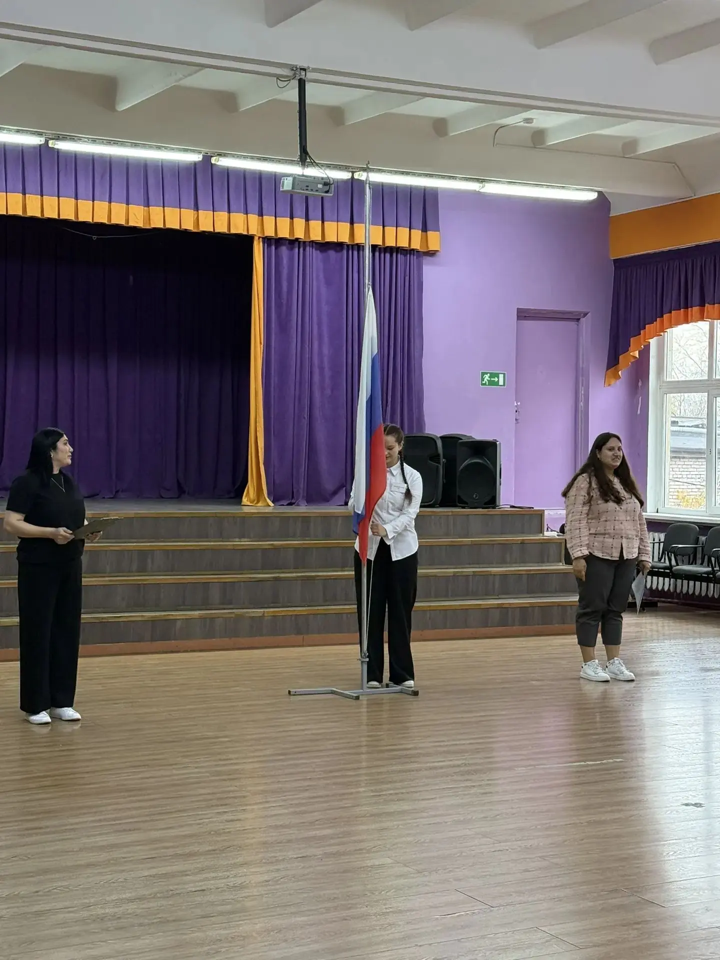 🎓 Понедельник начался с торжественной линейки — с выноса флага и исполнения гимна РФ. ...