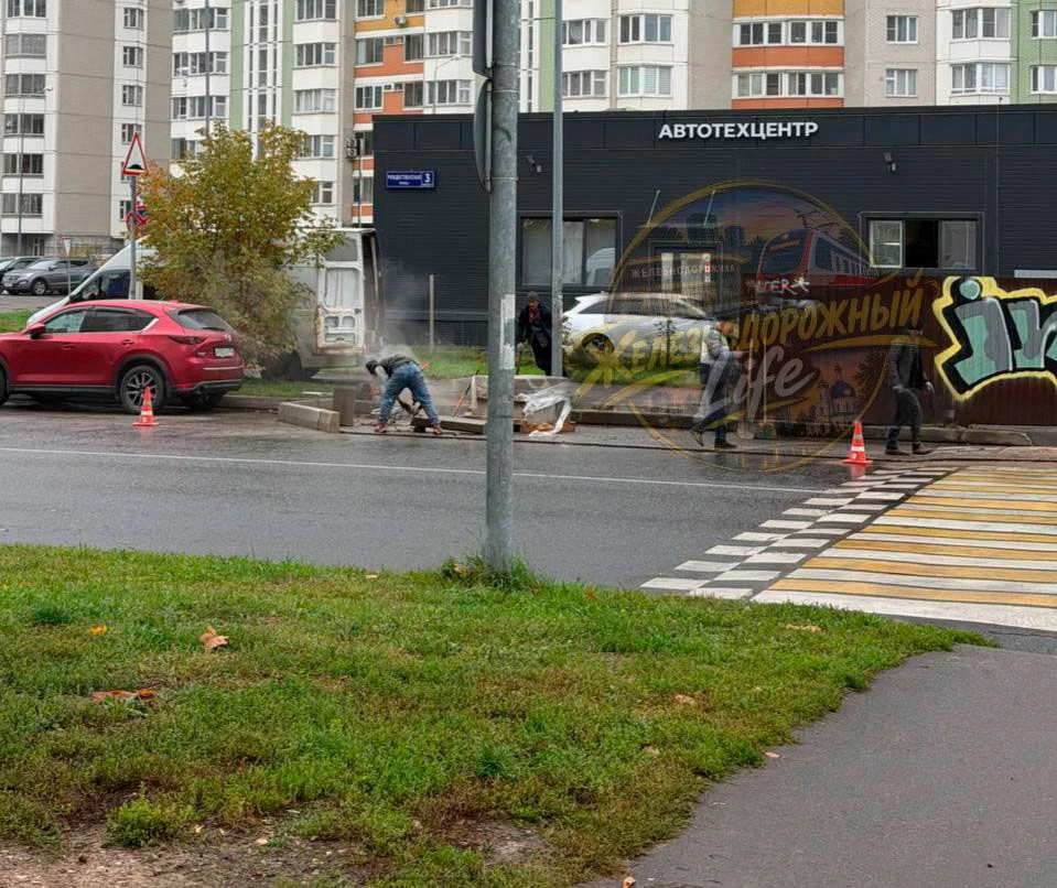 «Ведутся активные работы около забора на Рождественской. Видимо, будут расширять тротуа...
