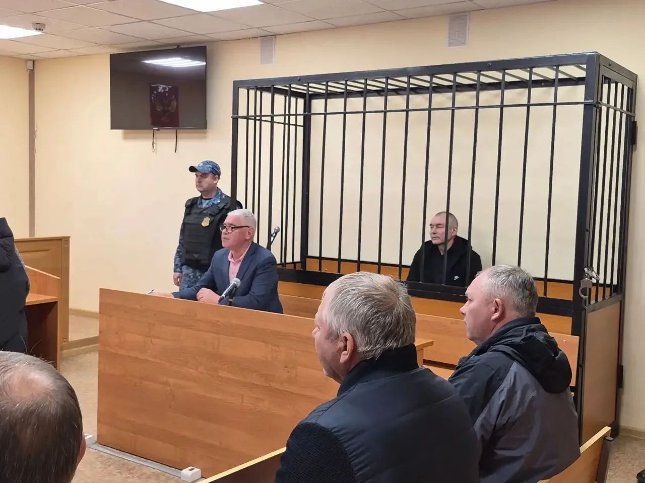 В Ленинском районном суде прямо сейчас проходят прения по делу Владимира Антяскина.