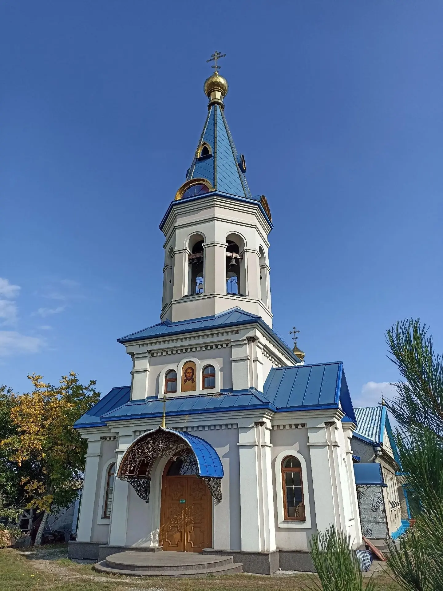 Уважаемые отец Дмитрий , матушка Елена, сотрудники и прихожане Свято-Покровского храма!