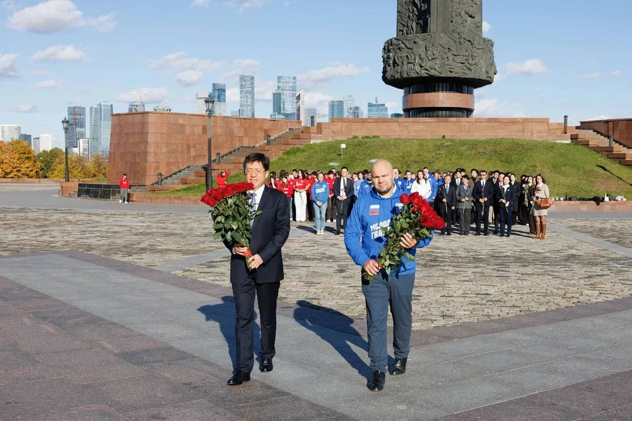 🇷🇺🇨🇳 Молодые патриоты России и Китая вместе почтили память героев.