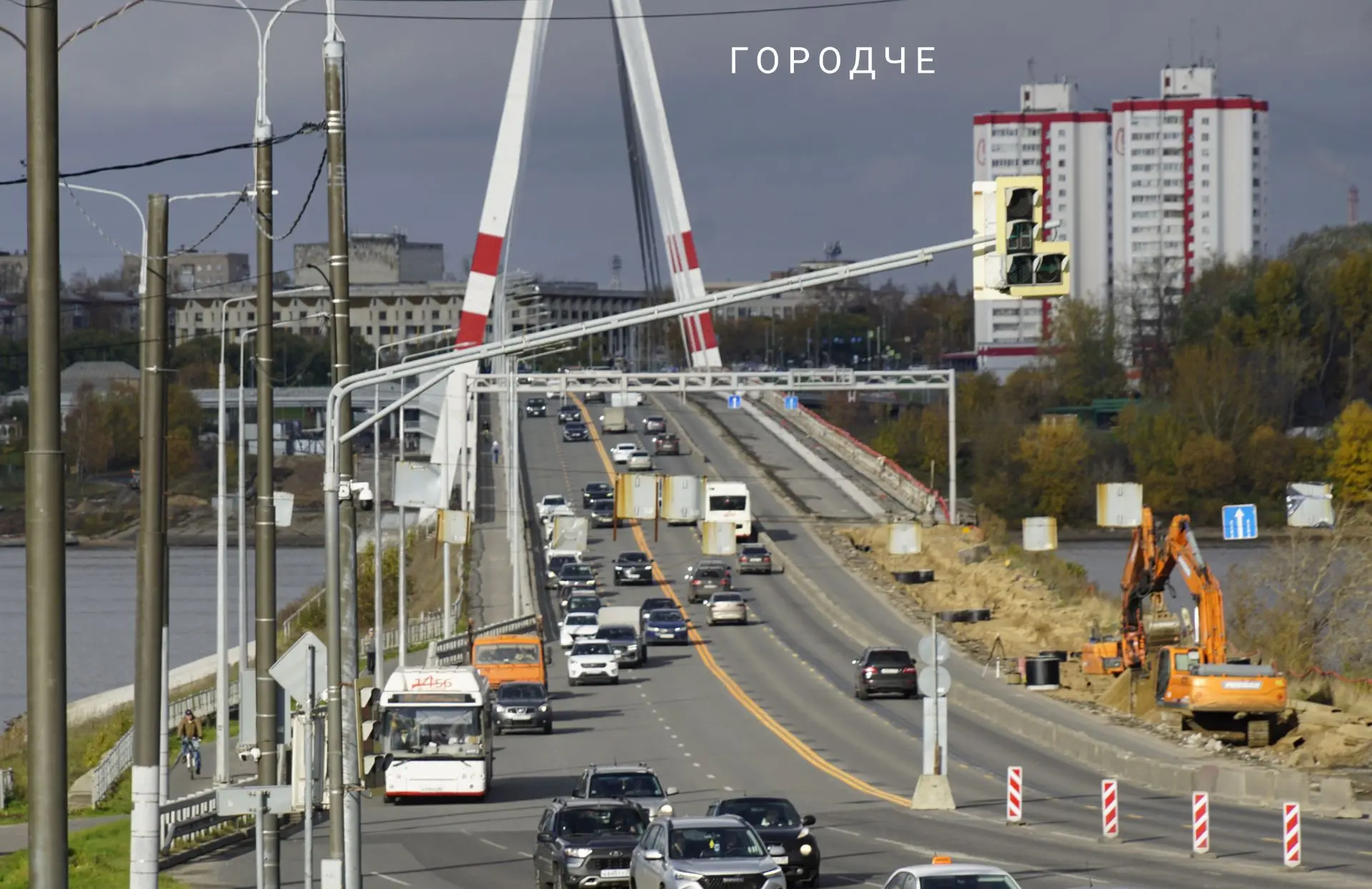 На Октябрьском мосту в ближайшее время приступят к асфальтированию шестой полосы. Об эт...
